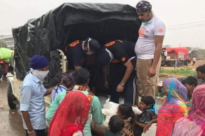 Food-and-Clothes-Distributed-by-NGO-volunteers-of-Punjab-to-Kerala-Flood-Victim-People-9